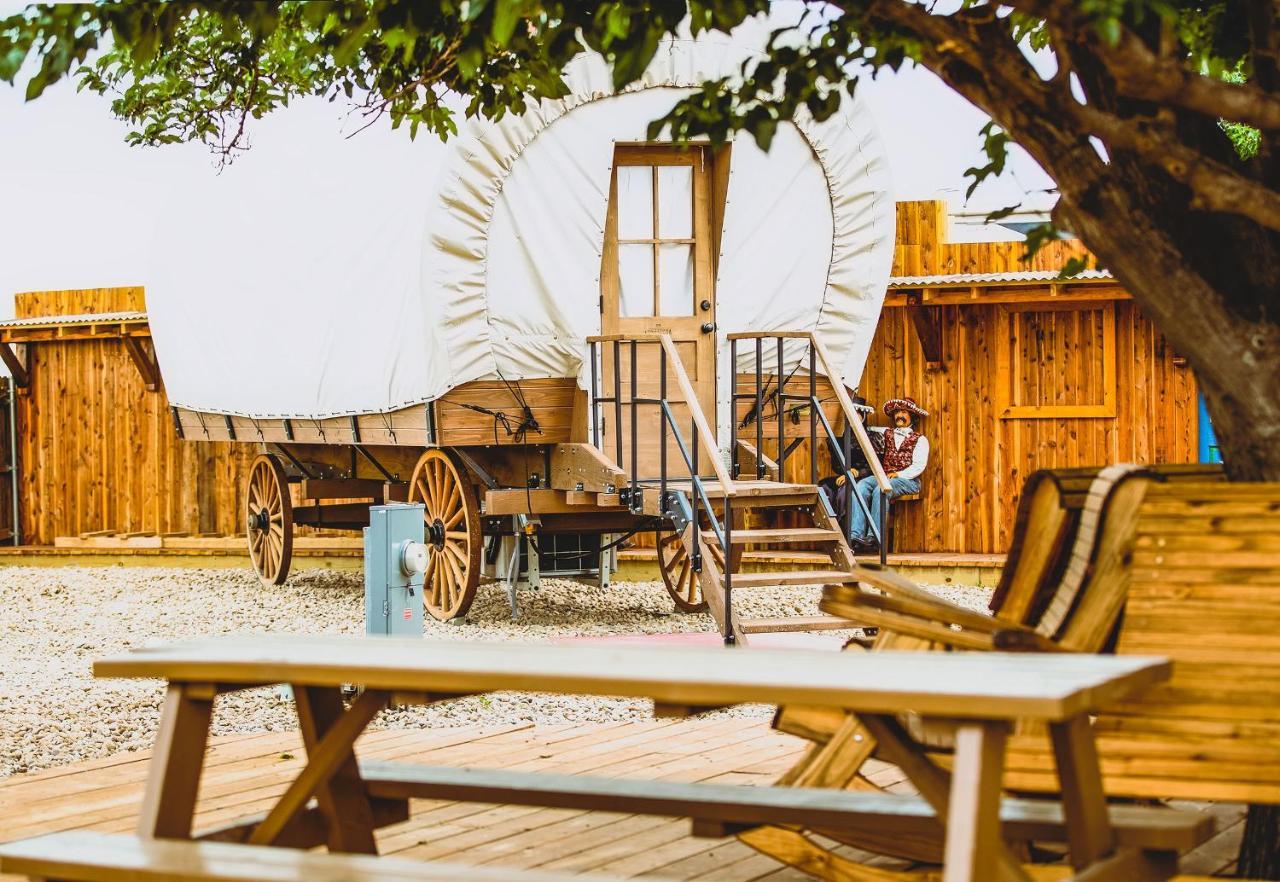 The Big Texan - Cabins And Wagons Amarillo Eksteriør bilde